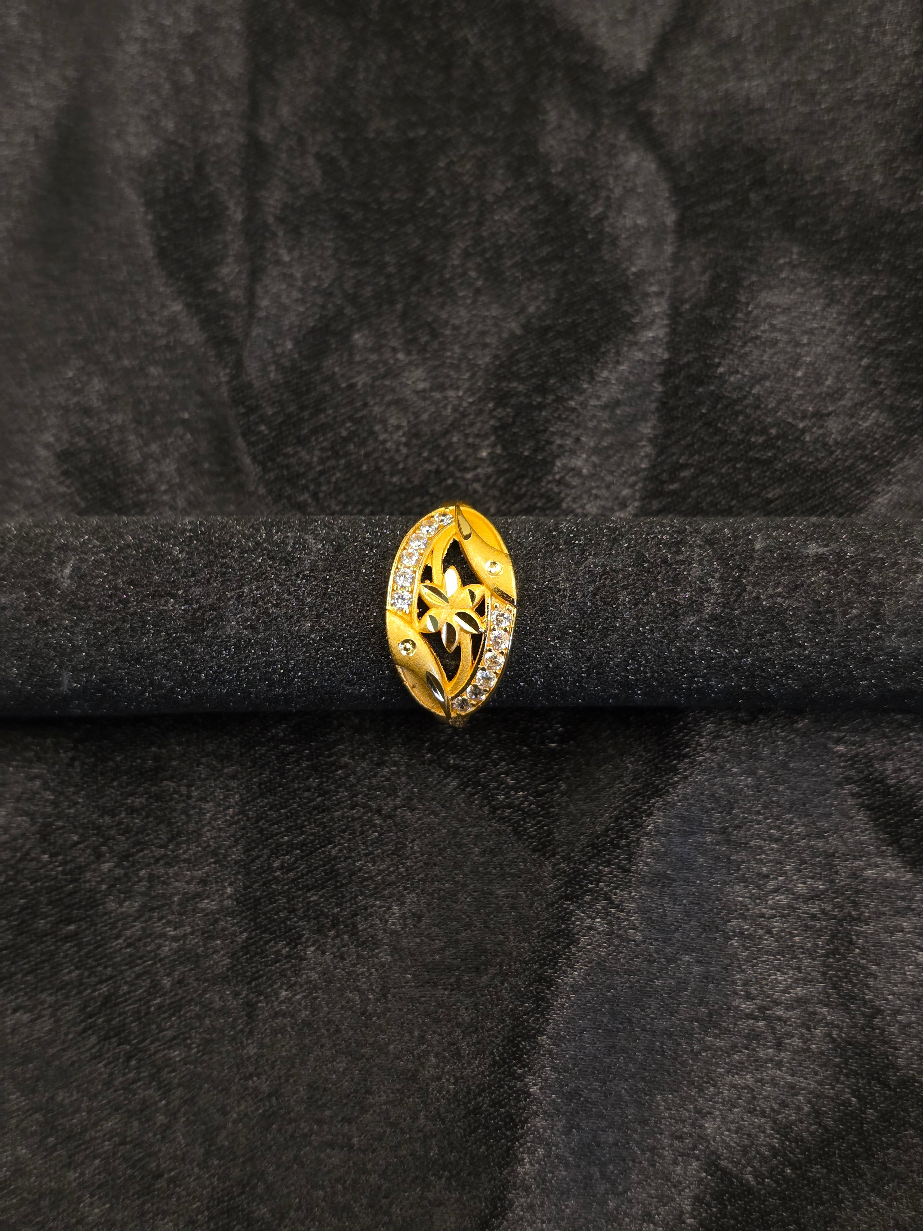 Floral Glimmer Band Ring